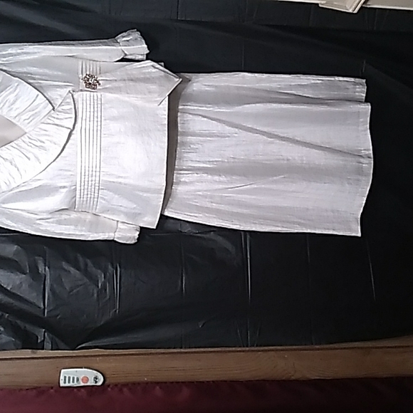 MIDNIGHT VELVET STUNNING OFF WHITE SKIRTSUIT - Picture 3 of 12